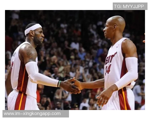 詹姆斯重温青春岁月与高中队友合影穿橄榄球队服引发回忆 詹姆斯重温青春岁月与高中队友合影穿橄榄球队服引发回忆