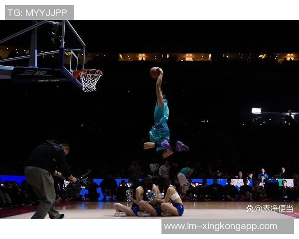 芬奇赞兰德尔吸引防守能力出色助攻12次展现团队配合精神 芬奇赞兰德尔吸引防守能力出色助攻12次展现团队配合精神