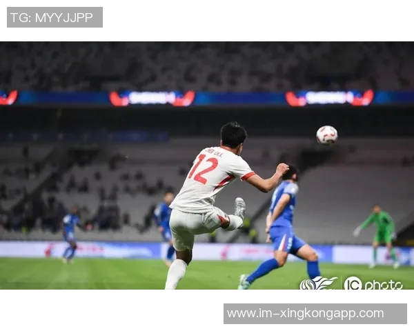 青岛海牛与上海海港激战正酣2025中超联赛第27轮精彩回顾 青岛海牛与上海海港激战正酣2025中超联赛第27轮精彩回顾