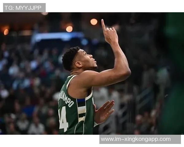 字母哥半场表现惊艳7投6中贡献15分6篮板带领球队打破国王防线